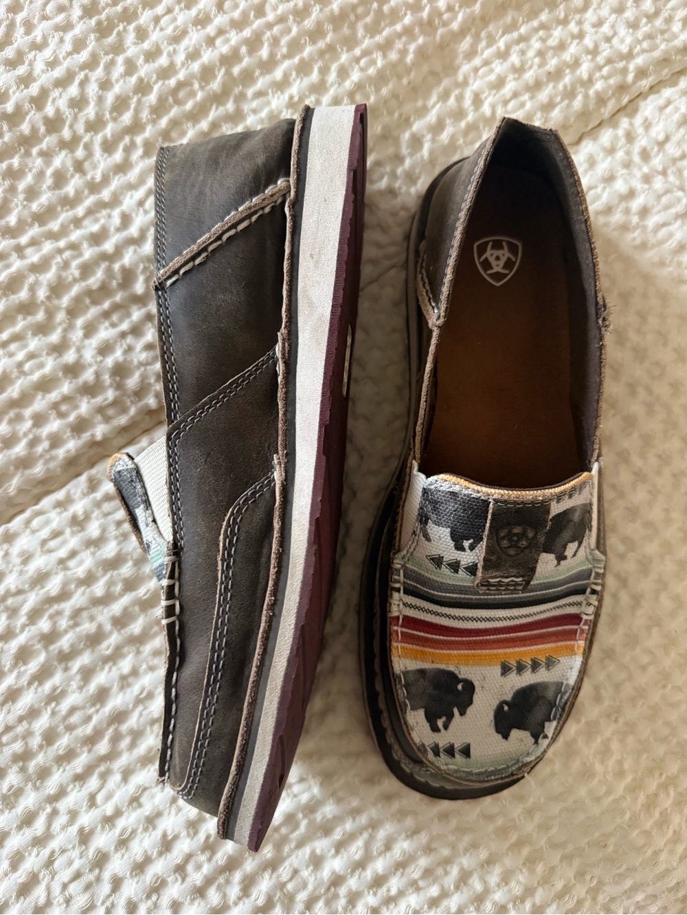 Ariat cruisers with bison/buffalo - Picture 2 of 5